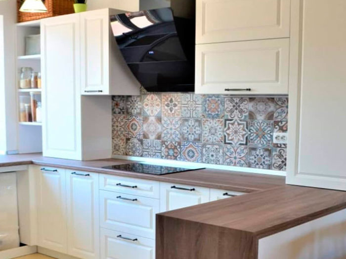 Кухня из массива ольхи п образной формы